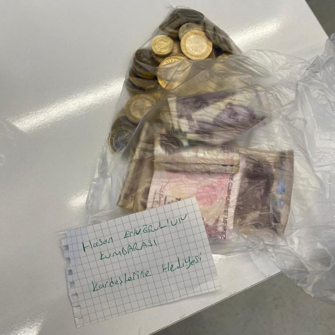 Kıyafet Ve Oyuncakları İle Birlikte Sevgi Dolu Mesajlarını Da Gönderiyorlar