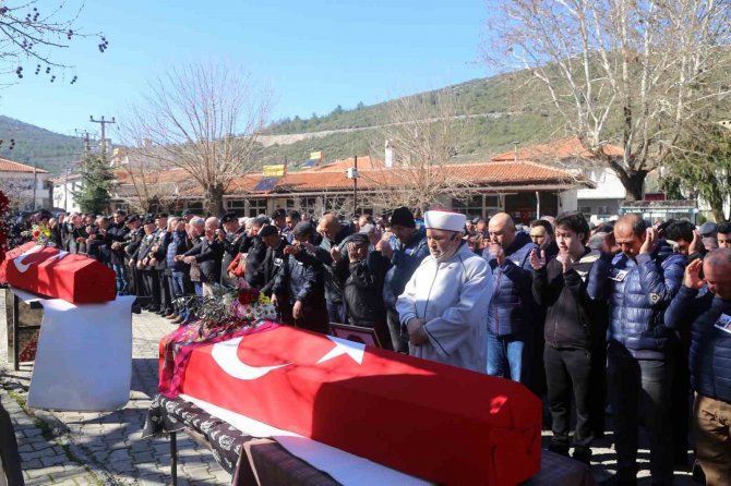 Depremde Göçük Altında Kalan Başçavuş Ve Kızı Toprağa Verildi