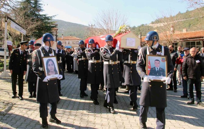 Depremde Göçük Altında Kalan Başçavuş Ve Kızı Toprağa Verildi