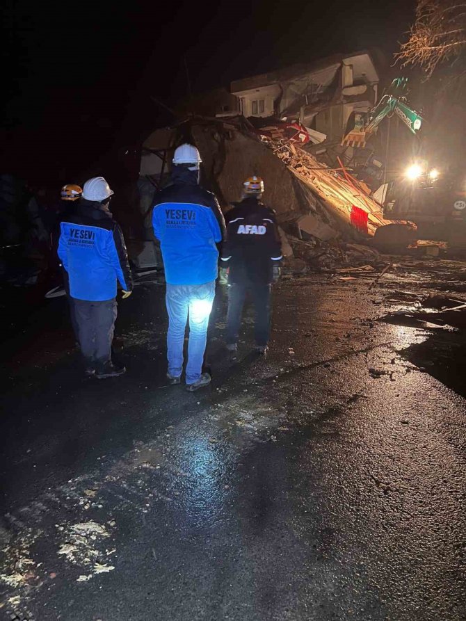 Öğrencisi Ve Öğretmeni Enkaz Altından Birlikte Sağ Olarak Kurtarıldı