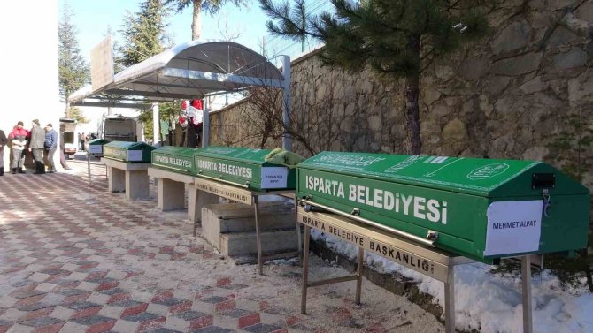 Depremde Hayatını Kaybeden 5 Kişilik Aile Isparta’da Toprağa Verildi
