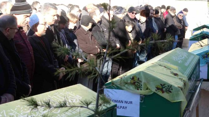 Depremde Hayatını Kaybeden 5 Kişilik Aile Isparta’da Toprağa Verildi