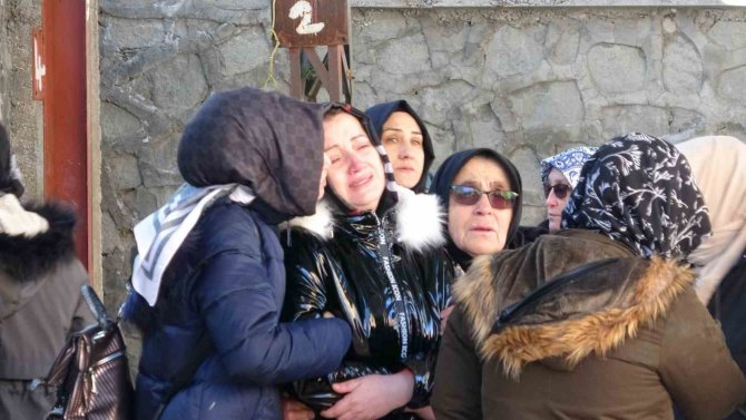Depremde Hayatını Kaybeden 5 Kişilik Aile Isparta’da Toprağa Verildi