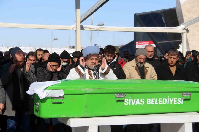 Depremde Hayatını Kaybeden Puğaça Ailesine Acı Veda
