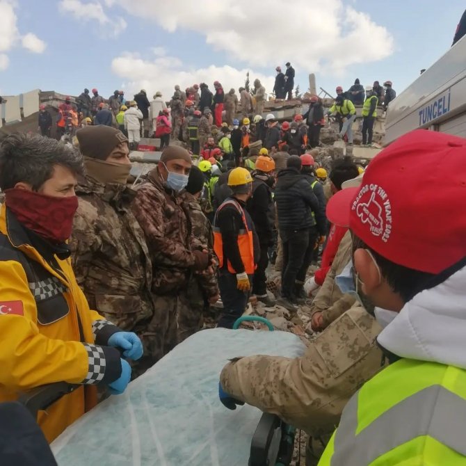 Adıyaman’da Enkaz Altında Kalan Mehmet Ayhan Erdem, 105 Saat Sonra Sağ Olarak Çıkarıldı
