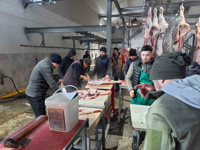 Kasaplar Tarafından Hazırlanan Etler Deprem Bölgesine Gönderiliyor