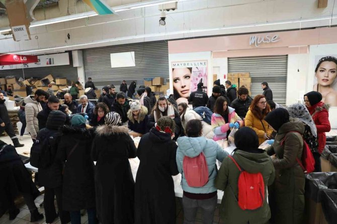 Kocaeli’den Deprem Bölgesine 420 Tır Ve 116 İş Makinesi Gönderildi