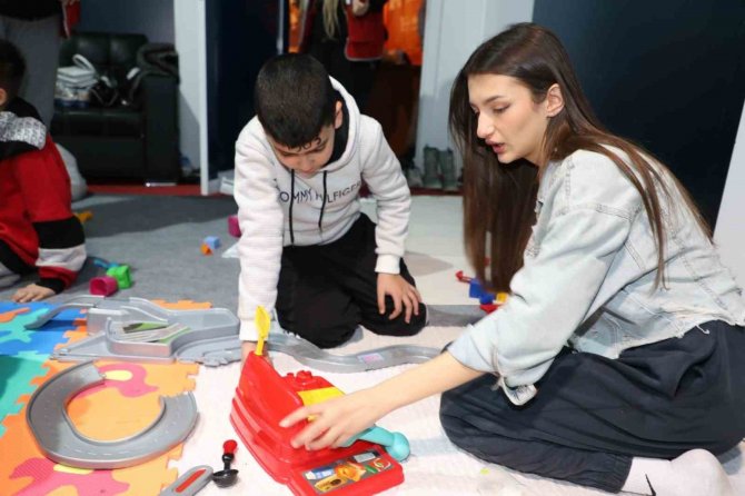 Antalya Büyükşehir Belediyesi Afet Yardım Merkezi’nde Yürek Isıtan Görüntüler