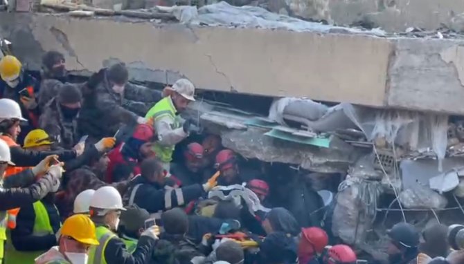 Depremin 107. Saatinde 3 Kardeş Ve Anneleri Enkazdan Canlı Olarak Çıkarıldı