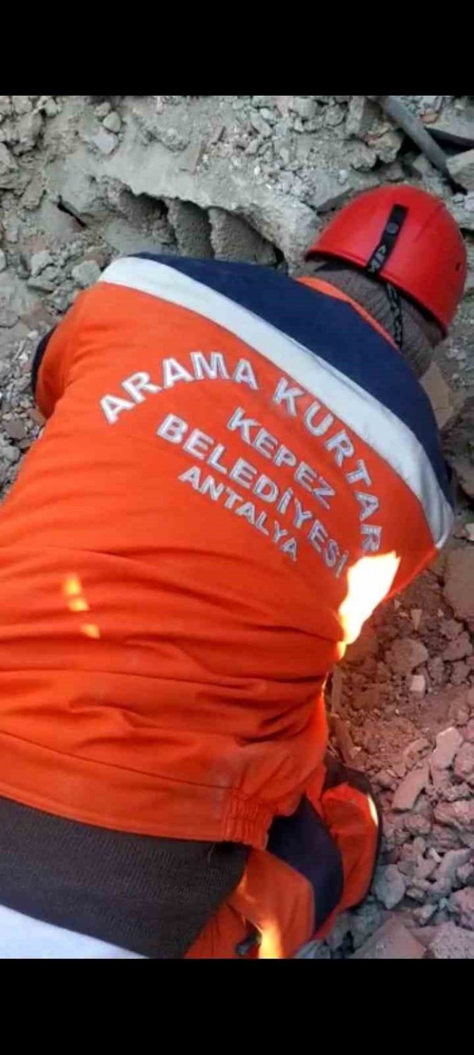 Kepez Belediyesi Ekipleri, 84. Saatte Serpil Teyzeyi Kurtardı