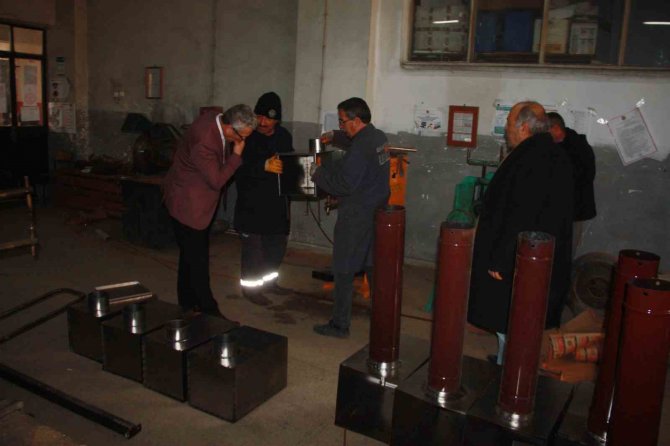 Meslek Lisesi Öğrencileri Depremzedeler İçin Soba Üretiyor