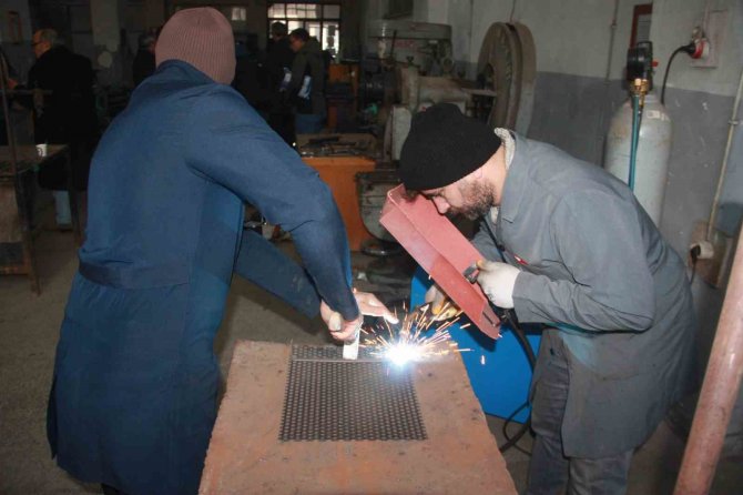 Meslek Lisesi Öğrencileri Depremzedeler İçin Soba Üretiyor