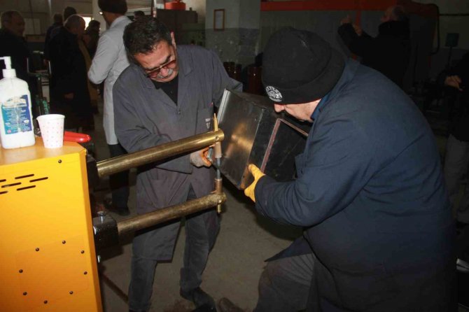 Meslek Lisesi Öğrencileri Depremzedeler İçin Soba Üretiyor