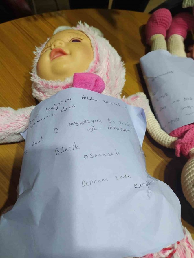 İ̇ki Küçük Arkadaş En Çok Sevdikleri Oyuncak Bebeklerini Deprem Bölgesine Gönderdi