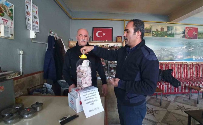 Çay Ocağı İşletmecisi Günlük Kazancını Depremzedelere Bağışladı