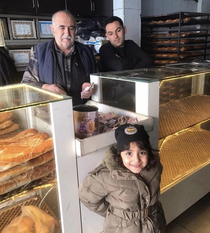 Minik Arin Kumbarasını Depremzedeler İçin Bağışladı