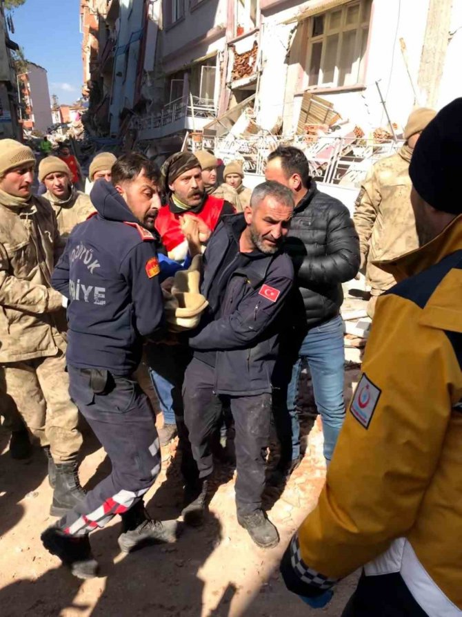 Bozüyük Belediyesi Ekipleri Enkazdan Bir Anne Ve Kızını Kurtardı