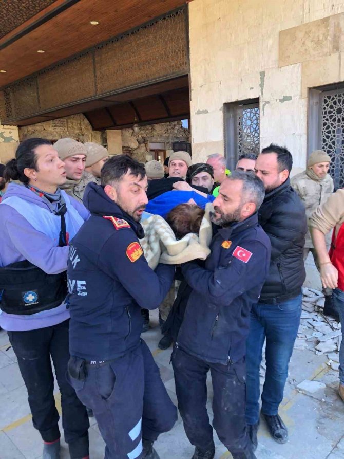 Bozüyük Belediyesi Ekipleri Enkazdan Bir Anne Ve Kızını Kurtardı
