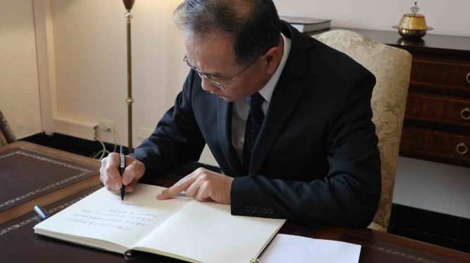 Çin Dışişleri Bakan Yardımcısı, Türkiye İçin Taziye Defterini İmzaladı