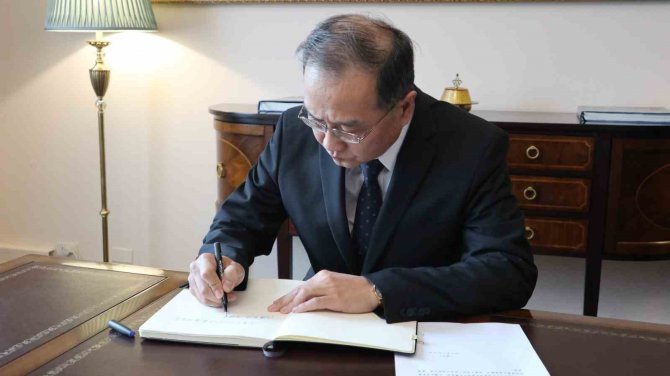 Çin Dışişleri Bakan Yardımcısı, Türkiye İçin Taziye Defterini İmzaladı
