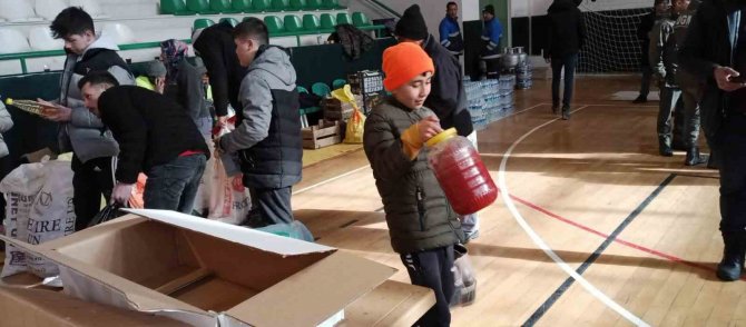 Minikler Depremzedelere Yardım İçin Ellerinden Geleni Yapıyor