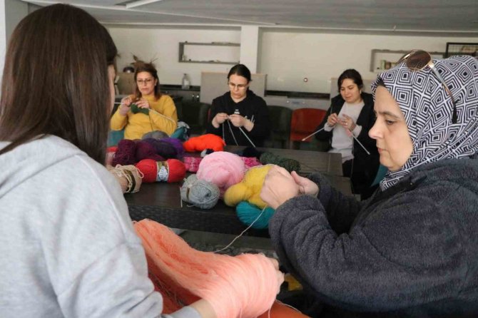 Depremzedeler İçin Bağışlanan Yün İplikler Kışlık Giysilere Dönüştürülüyor