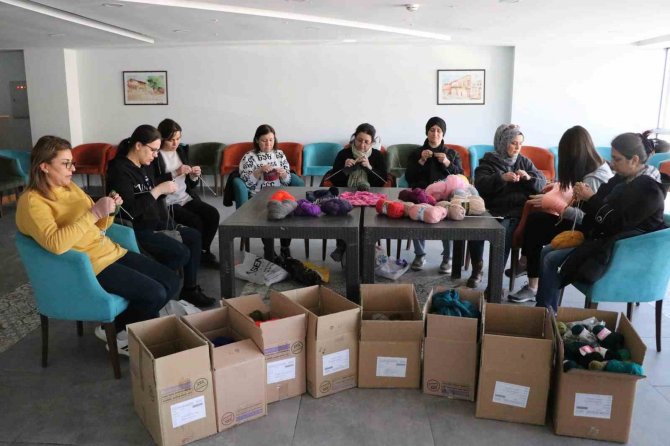 Depremzedeler İçin Bağışlanan Yün İplikler Kışlık Giysilere Dönüştürülüyor