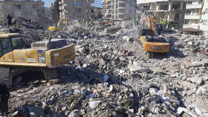İ̇zmir Ekipleri Depremin 102. Saatinde Bir Canı Daha Kurtardı