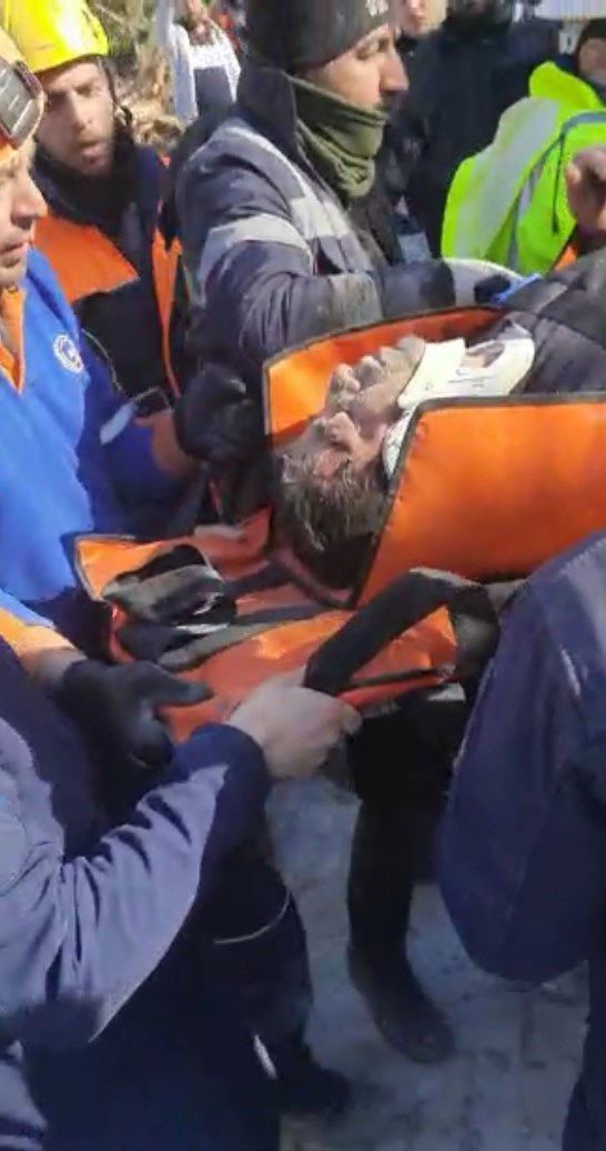 İ̇zmir Ekipleri Depremin 102. Saatinde Bir Canı Daha Kurtardı