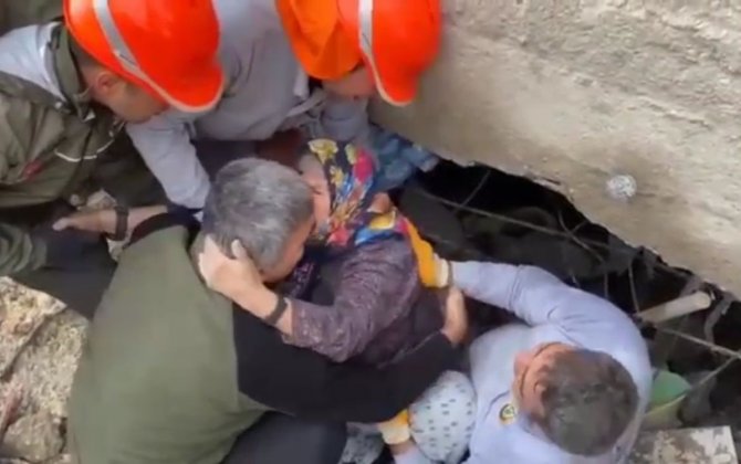 Enkazdan Kurtarıldı, "Yavrularım, Çocuklarım" Diyerek Sarılıp Ekibi Öptü
