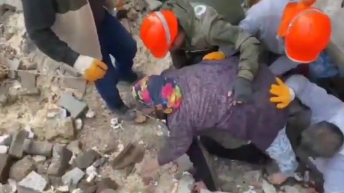 Enkazdan Kurtarıldı, "Yavrularım, Çocuklarım" Diyerek Sarılıp Ekibi Öptü
