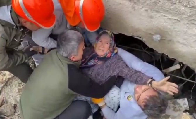 Enkazdan Kurtarıldı, "Yavrularım, Çocuklarım" Diyerek Sarılıp Ekibi Öptü