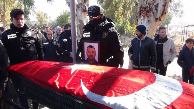Depremde Hayatlarını Kaybeden Polis Memuru Eşi Ve 4 Çocuğu Toprağa Verildi