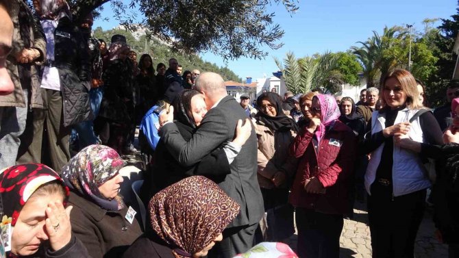 Depremde Hayatını Kaybeden Polis Memuru Anne Ve İki Kızı Marmaris’te Toprağa Verildi