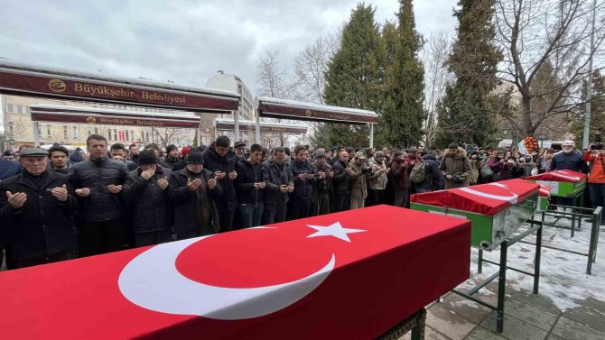 Depremde Hayatını Kaybeden Uzman Çavuş Ve Ailesi Son Yolculuğuna Uğurlandı