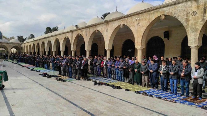 Depremde Hayatını Kaybedenler İçin Şanlıurfa’da Gıyabi Cenaze Namazı
