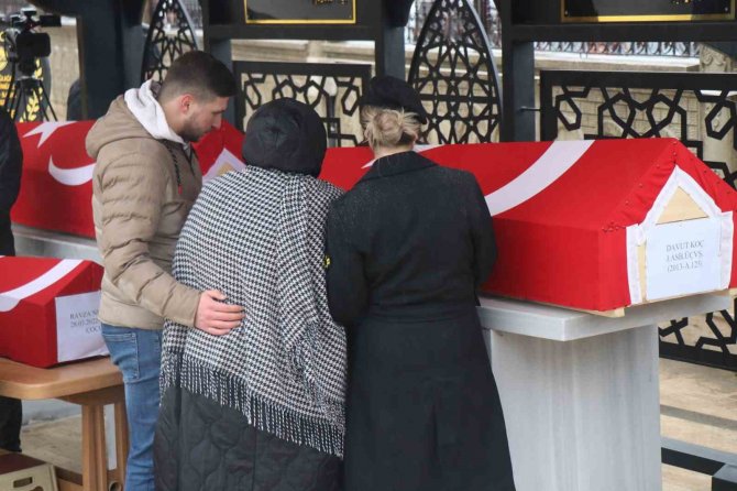 Depremde Hayatını Kaybeden Astsubay, Kızı Ve Annesi Son Yolculuklarına Uğurlandı