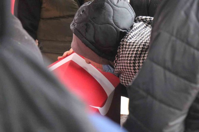 Depremde Hayatını Kaybeden Astsubay, Kızı Ve Annesi Son Yolculuklarına Uğurlandı