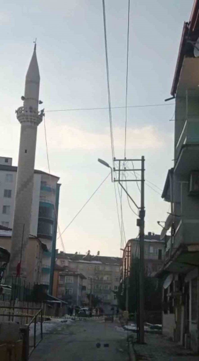 Elazığ’da Hasar Alan Minare Kontrollü Bir Şekilde Yıkıldı