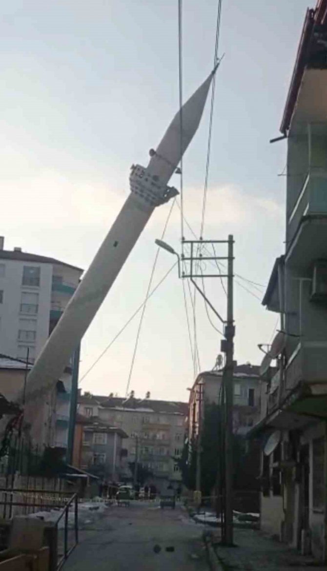 Elazığ’da Hasar Alan Minare Kontrollü Bir Şekilde Yıkıldı