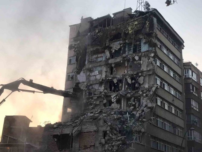 Elazığ’da Beşik Gibi Sallanan Binanın Yıkımına Başlandı