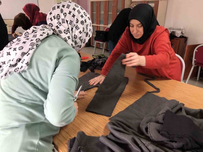 Eskişehirli Kadınlar Depremzedeler İçin Kışlık Kıyafet Dikiyor