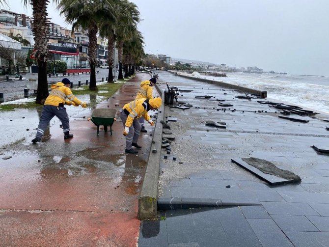 Karadeniz’in Dev Dalgalarının Dövdüğü Sahil Temizlendi