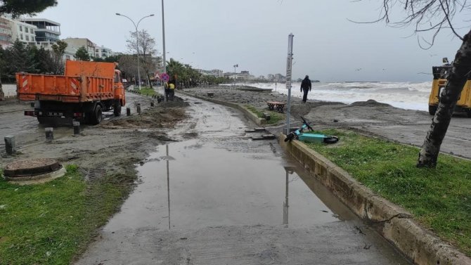 Karadeniz’in Dev Dalgalarının Dövdüğü Sahil Temizlendi