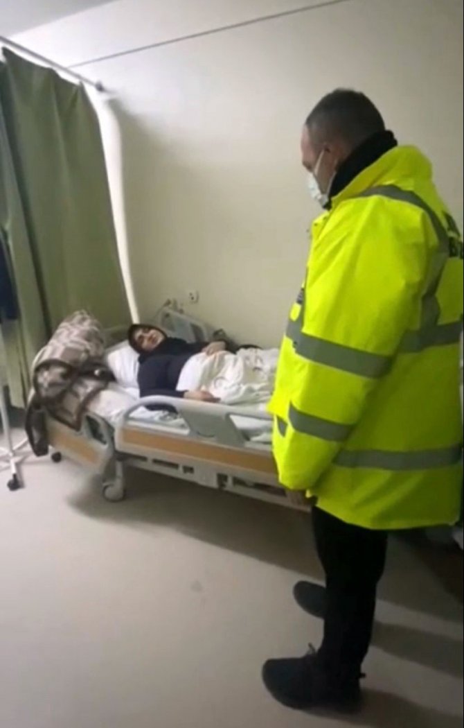 Ailesini Kaybeden Depremzede Gözyaşlarıyla: "Allah Devletimizi Başımızdan Eksik Etmesin"