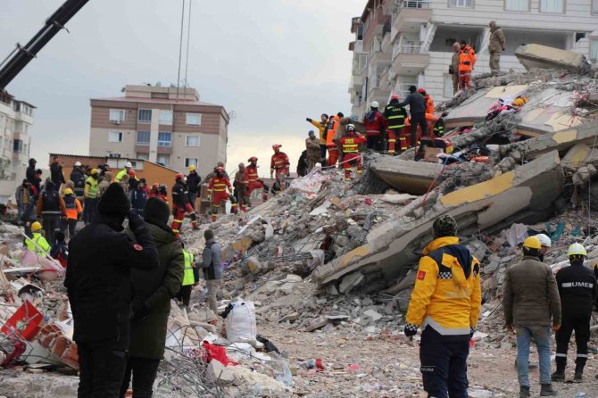 İ̇spanyol Ekip 106 Saat Sonra 2 Çocuğu, 108 Saat Sonra Çocukların Annesini Kurtardı
