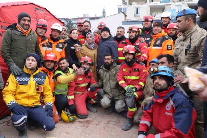 İ̇spanyol Ekip 106 Saat Sonra 2 Çocuğu, 108 Saat Sonra Çocukların Annesini Kurtardı