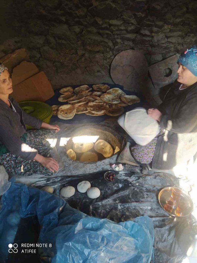 Hakkarili Kadınlar Pişirdikleri Ekmekleri Deprem Bölgesine Gönderdi