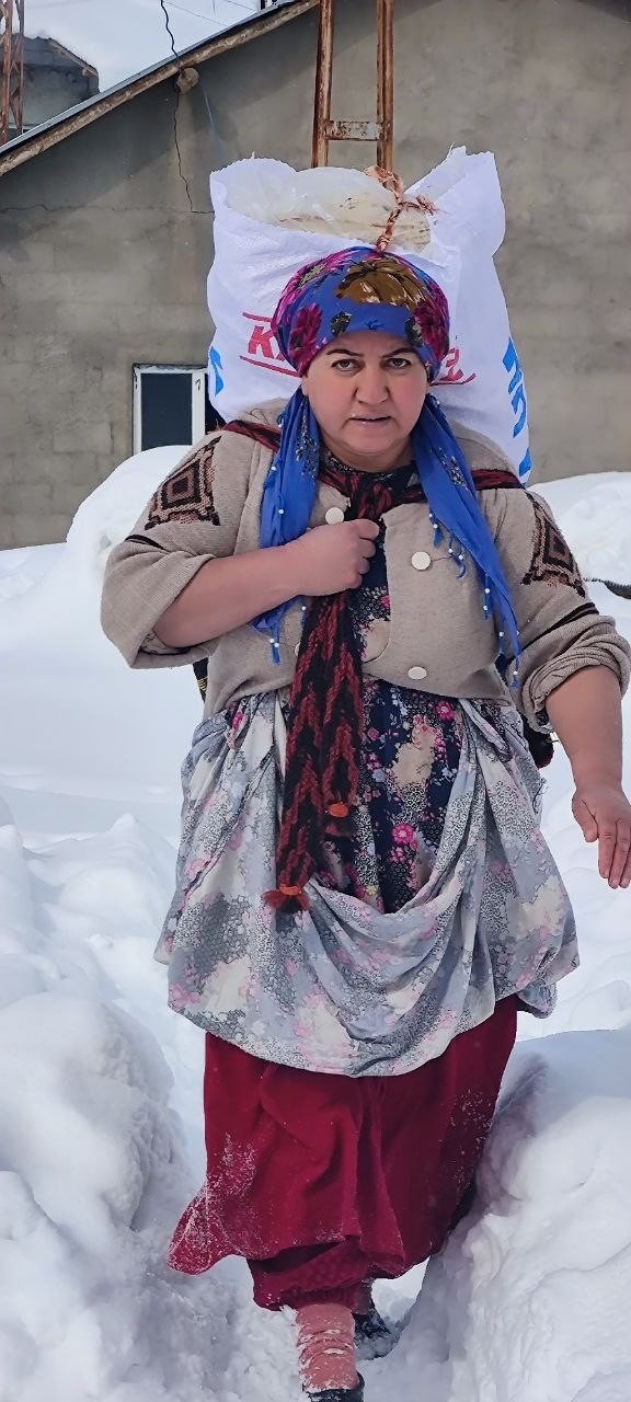 Şemdinlili Kadınlar Depremzedeler İçin Karlı Yolları Aştı