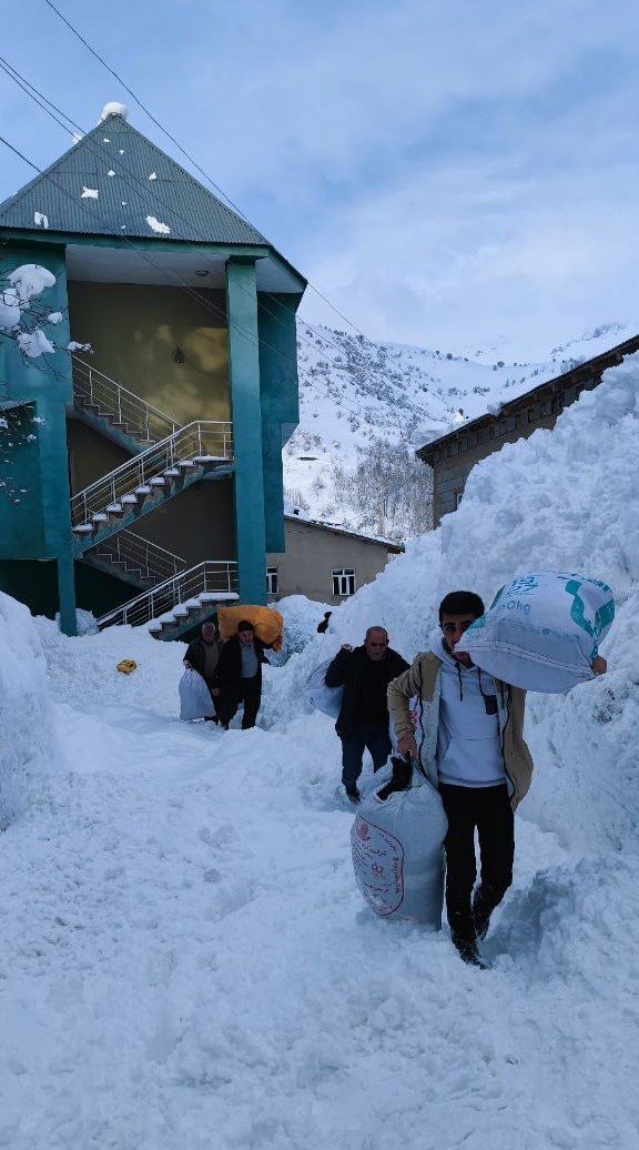Şemdinlili Kadınlar Depremzedeler İçin Karlı Yolları Aştı